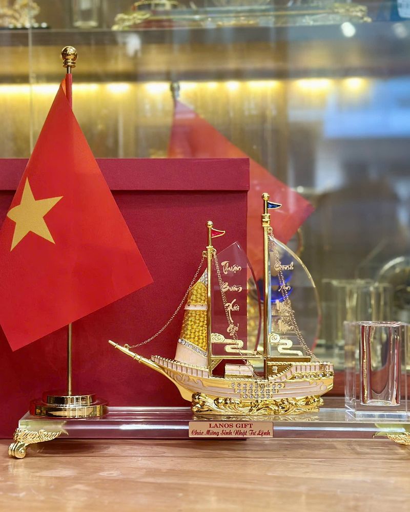 Thuyền buồm mạ vàng tặng đối tác